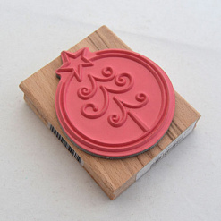 Резиновый штамп на деревянной основе "Елка в красном шаре"