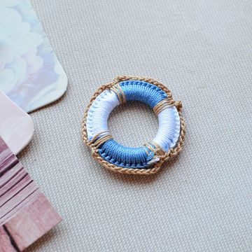 Вязаное украшение "Спасательный круг. Голубой", 3,5х3,5 см (Ручная работа)